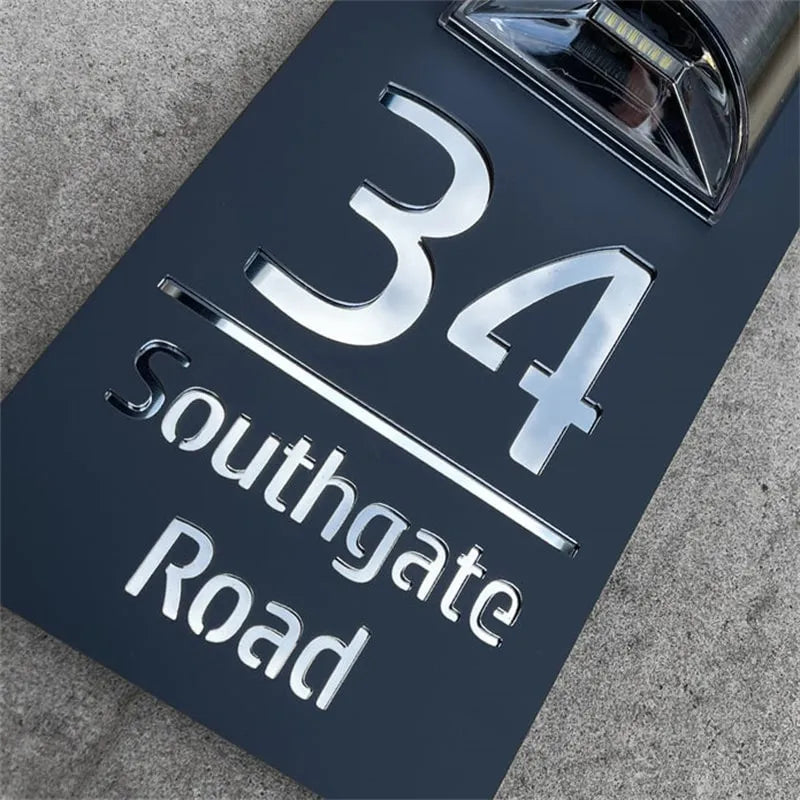 Personalized solar door plaque: elegance and visibility 