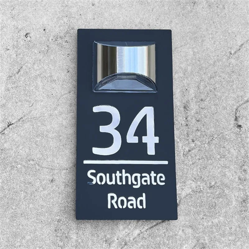 Personalized solar door plaque: elegance and visibility 