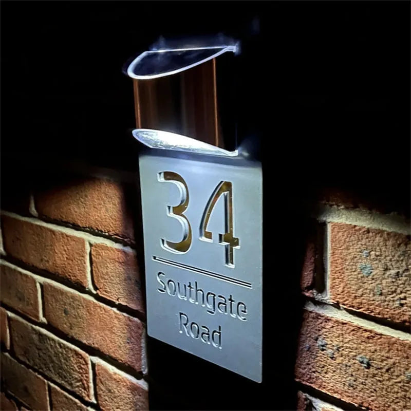 Personalized solar door plaque: elegance and visibility 