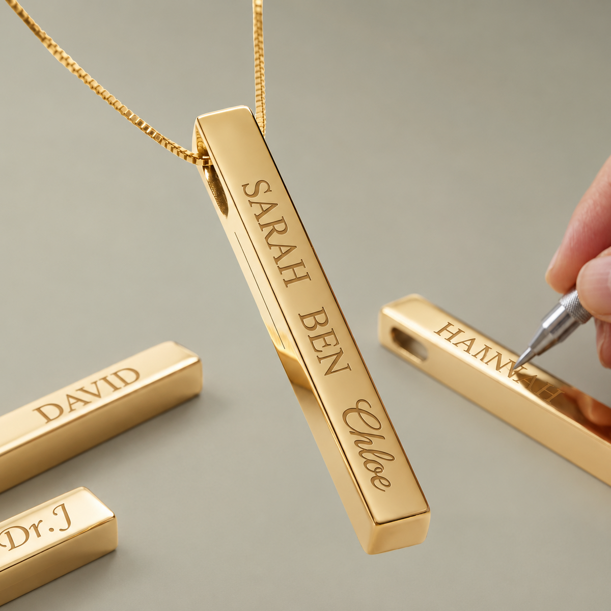 Gepersonaliseerde ketting met verticale staaf en voornaam | Gegraveerde hanger van roestvrij staal 